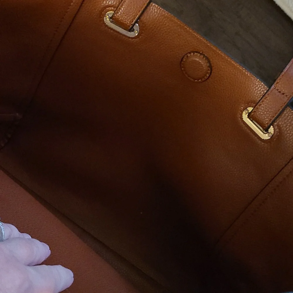 New condition vegan totes with attached coin purses and addtl matching bags - Picture 8 of 14